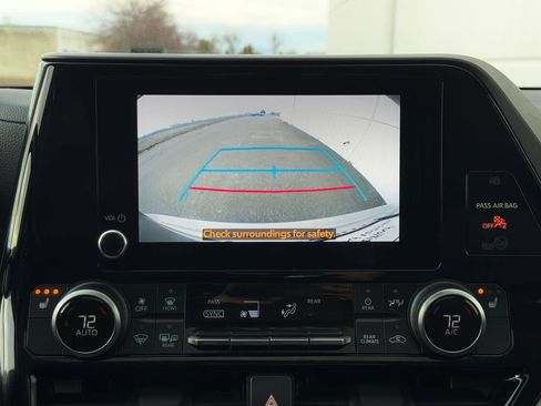 Used 2023 Toyota Highlander XLE AWD/4WD image 20