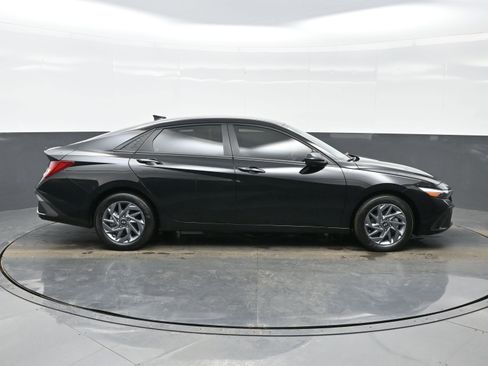 Used 2024 Hyundai Elantra Blue image 7