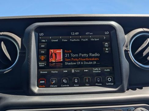 Used 2022 Jeep Wrangler Unlimited Sahara AWD/4WD image 27