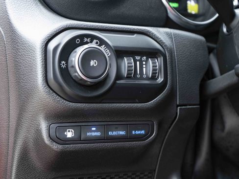 Used 2022 Jeep Wrangler Unlimited Sahara AWD/4WD image 38