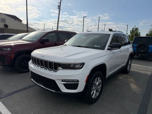 Used 2023 Jeep Grand Cherokee Limited AWD/4WD image 2