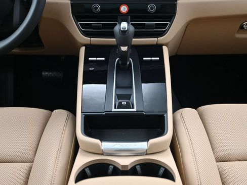 Used 2026 Porsche Macan AWD/4WD image 10