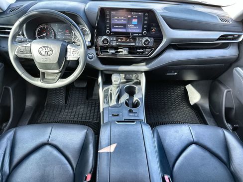 Used 2022 Toyota Highlander XLE FWD image 19