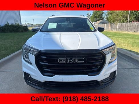 Used 2022 GMC Terrain SLE w/ Driver Convenience Package FWD image 2