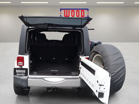 Used 2017 Jeep Wrangler Unlimited Sahara w/ Connectivity Group AWD/4WD image 24