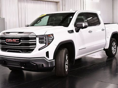 Used 2025 GMC Sierra 1500 SLT image 3