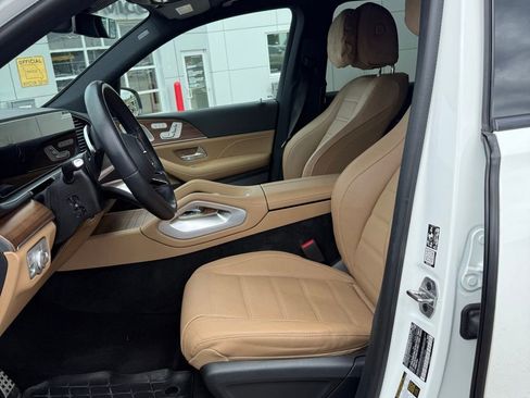 Used 2025 Mercedes-Benz GLS 450 4MATIC image 9