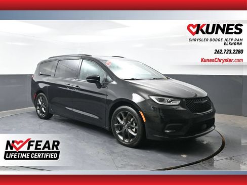 Used 2025 Chrysler Pacifica Limited FWD image 1