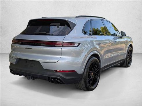 Used 2024 Porsche Cayenne AWD/4WD image 5