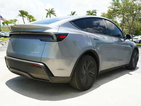 Used 2026 Tesla Model Y AWD image 12