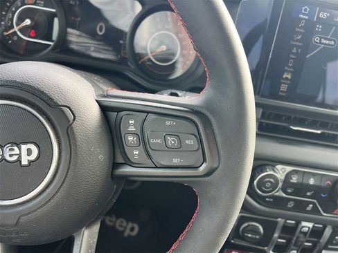 Used 2024 Jeep Wrangler Rubicon w/ Technology Group image 25