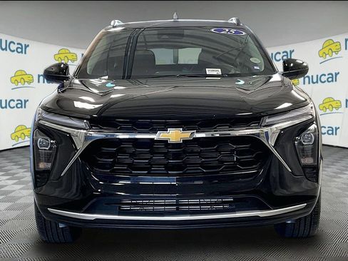 Used 2025 Chevrolet Trax LT w/ LT Convenience Package FWD image 2