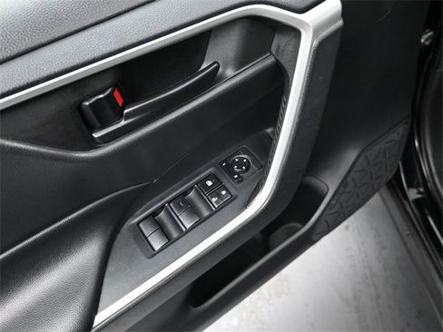 Used 2022 Toyota RAV4 LE image 17