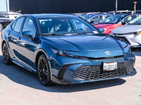 Used 2025 Toyota Camry SE FWD image 3
