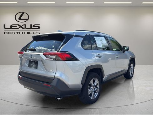 Used 2022 Toyota RAV4 LE AWD/4WD image 6
