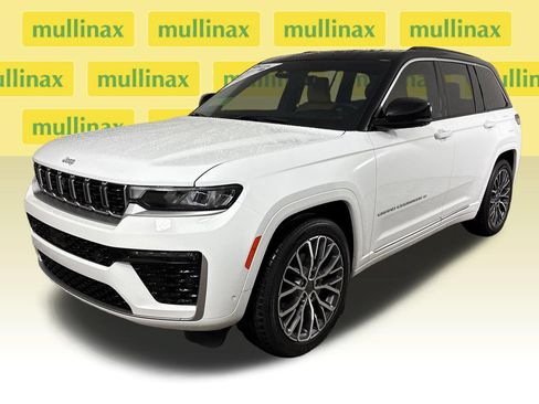 Used 2026 Jeep Grand Cherokee Summit w/ Adv Protech Group IV AWD/4WD image 14