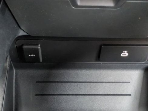 New 2026 Land Rover Defender 110 X-Dynamic SE image 33