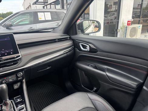 Used 2025 Jeep Compass Trailhawk AWD/4WD image 34