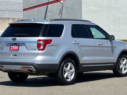 Used 2016 Ford Explorer XLT w/ Equipment Group 202A AWD/4WD image 2