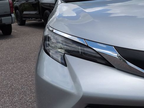 Used 2025 Toyota Sienna XLE FWD image 10