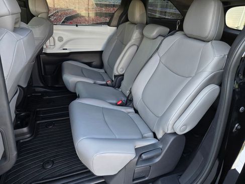 Used 2026 Toyota Sienna XLE image 11