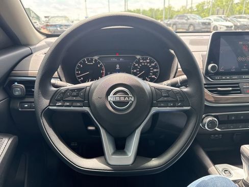 Used 2025 Nissan Altima 2.5 SV FWD image 12