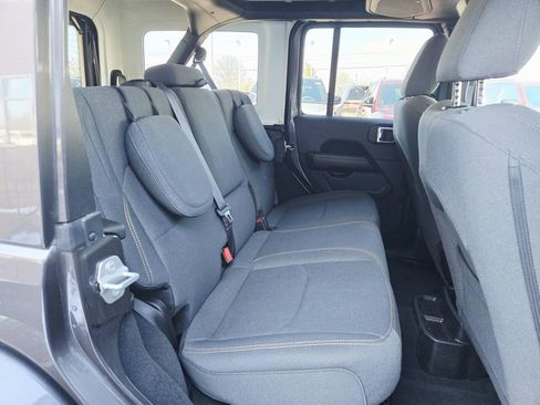 Used 2025 Jeep Wrangler Unlimited Sahara AWD/4WD image 15