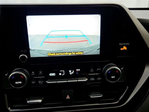 Used 2023 Toyota Highlander XLE image 30