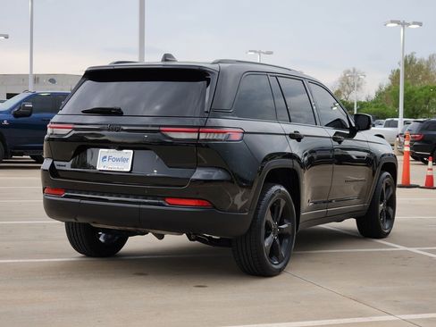 Used 2023 Jeep Grand Cherokee Altitude AWD/4WD image 7