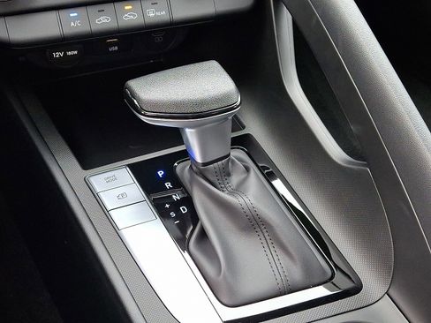 Certified 2025 Hyundai Elantra SE image 14