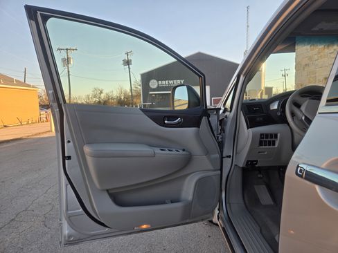 Used 2015 Nissan Quest SV image 4