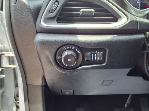 Used 2026 Chrysler Pacifica Select FWD image 12