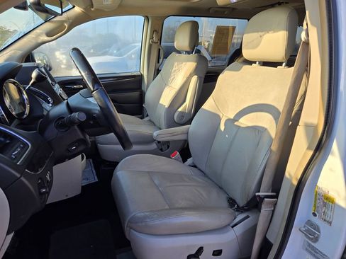 Used 2016 Chrysler Town & Country Limited Platinum image 14