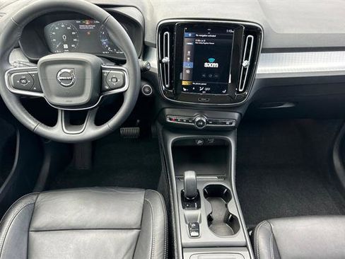 Used 2022 Volvo XC40 T5 Momentum image 13