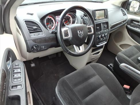 Used 2018 Dodge Grand Caravan SE w/ UConnect Hands-Free Group FWD image 18