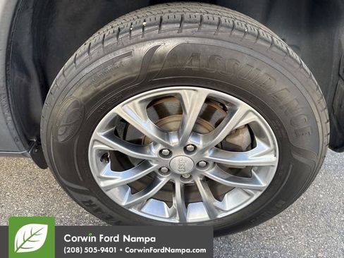 Used 2019 Jeep Cherokee Latitude Plus w/ Cold Weather Group image 12