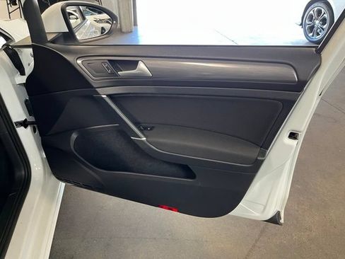 Used 2018 Volkswagen e-Golf SE FWD image 13