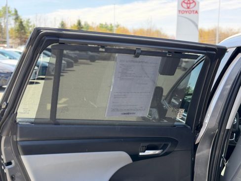 Used 2023 Toyota Highlander XLE AWD/4WD image 13