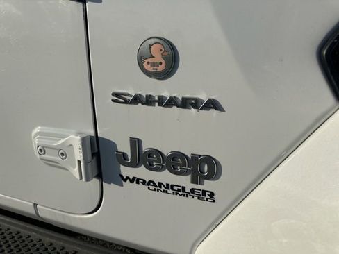 Used 2019 Jeep Wrangler Unlimited Sahara w/ Uconnect 4C Nav & Sound Group AWD/4WD image 2
