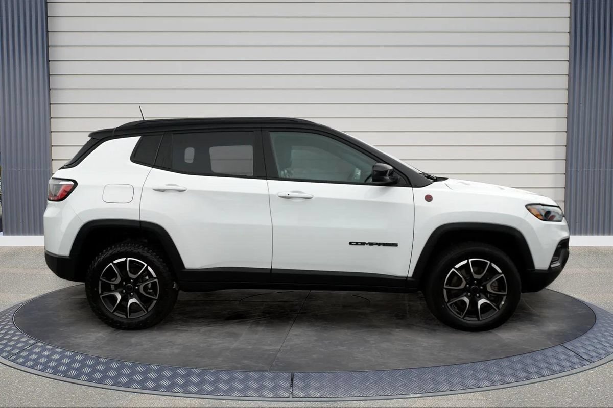 Used 2025 Jeep Compass Trailhawk AWD/4WD image 9