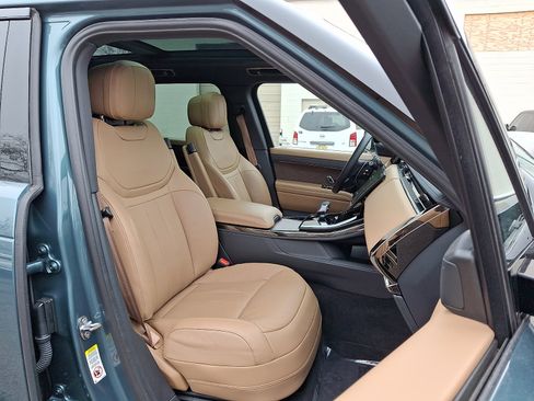 Used 2024 Land Rover Range Rover Sport SE image 3