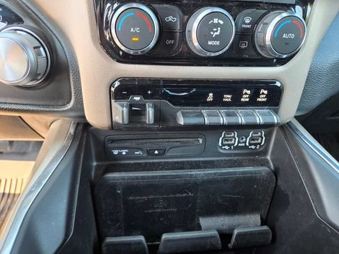 Used 2019 RAM 1500 Laramie AWD/4WD image 9