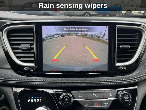Used 2025 Chrysler Pacifica Select FWD image 27