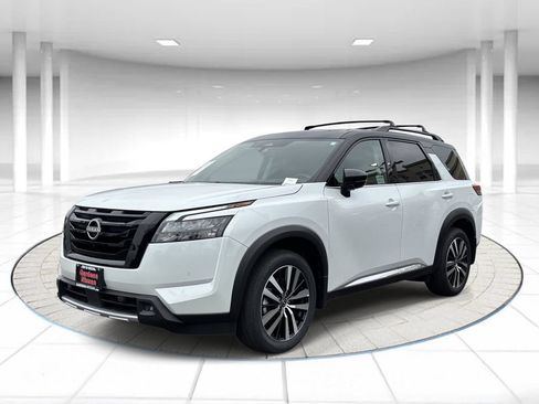 Certified 2025 Nissan Pathfinder Platinum FWD image 1