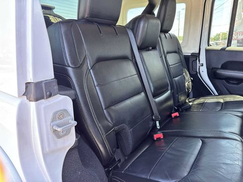 Used 2018 Jeep Wrangler Unlimited Sahara AWD/4WD image 18