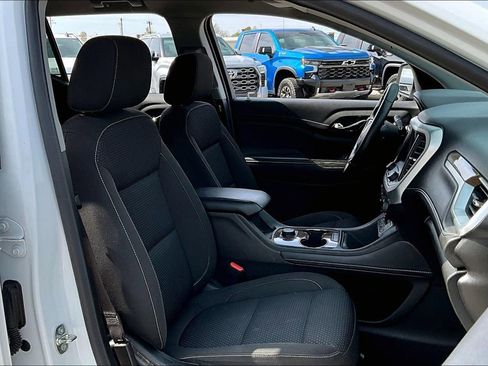 Used 2023 GMC Acadia SLE image 10