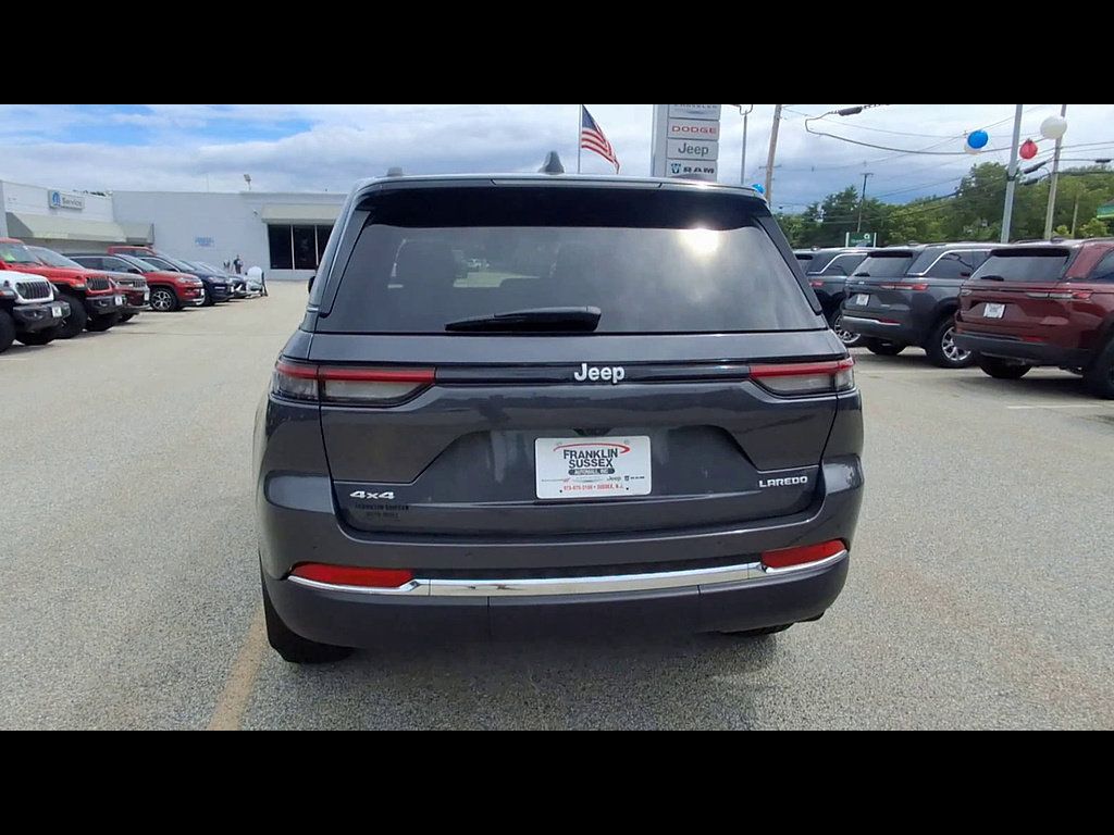 Used 2026 Jeep Grand Cherokee Laredo w/ MOPAR Finishing Package AWD/4WD image 7