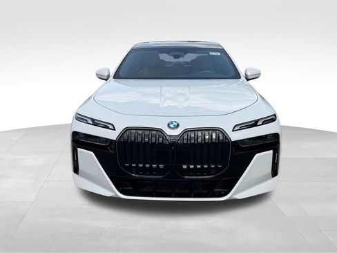 Used 2025 BMW 740i xDrive AWD/4WD image 2