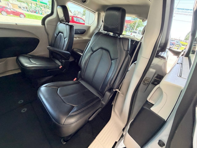 Used 2024 Chrysler Pacifica Touring-L FWD image 25
