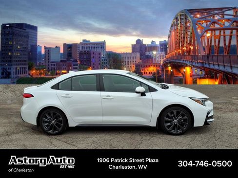 Used 2023 Toyota Corolla SE image 2